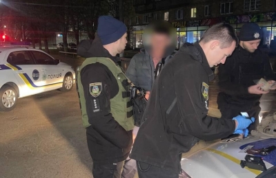 У Борисполі патрульні затримали підозрілого чоловіка зі зброєю