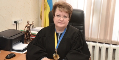 Сотні тисяч грн замість звільнення: суддя пішла у відставку з шаленою пенсією —